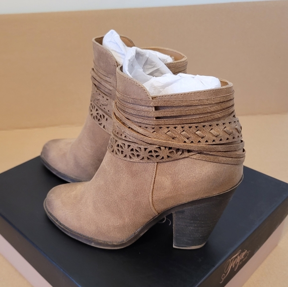 Fergie Weldon Women's Sand Booties Size 5.5 - Picture 3 of 8